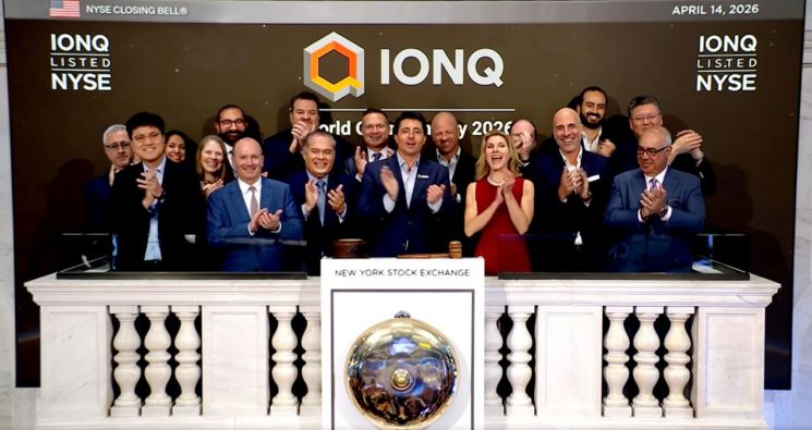 SDT وIonQ توقعان اتفاقية استراتيجية لتعزيز المنصة الكمومية الهجينة